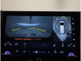 バックモニター付き。駐車の際のサポートとなり、必須アイテムのひとつですよね。それでも、バックする際は必ずご自身の目で確認をしてください。パノラミックビューで上から見下ろした視点でも確認できます!