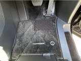 運転席フロアマットに破れやほつれは見当たりません。