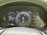 中央に速度表示を配したメーター画面で、車両情報や時刻などをまとめて確認できます。左右の表示も見渡しやすく、運転に必要な情報を把握しやすい配置です。