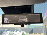 ルームミラーは、車両後方のカメラ映像をミラー面に映し出すので、乗車人数や荷物の量に影響をされずいつでもクリアな後方視界が得られます