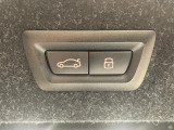 電動パワーゲートです。開閉がボタン1つで開け閉め行えます。また、状況に応じてのトランクハッチ開閉量を簡単に設定可能です。スマートオープナーも便利な機能です。ぜひお試しください。