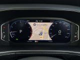 【Digital Cockpit Pro】基本の速度計とタコメーターの表示に加え、中央にドライビングデータやマップなどを少ない視線移動で視認できます。