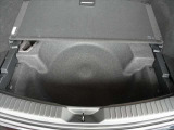 荷室の床下にも収納スペースがございます