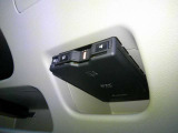 運転席から手の届く位置に ETC車載器付いております。高速道路の料金所もスムーズに通過できますよ♪