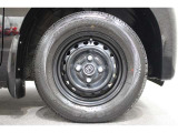 純正のホイールが足元を飾ります!タイヤサイズは145/80R12になります。