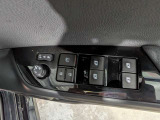 パワーウィンドウのスイッチですよ。運転席に居ながら窓を開け閉めのコントロールできます。