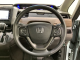ハンドルにHondaセンシング系のクルーズコントロールやレーンキープアシストなどのスイッチと、オーディオの操作スイッチが装備されています。ハンドルから手を離さず安全に操作できます。