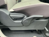 シートの高さを調整可能な運転席シートリフターを装備。小柄な女性でも適した運転姿勢が選べます♪