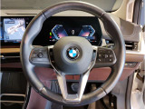 【ハンドル】ドライバーとBMW車の一体感がダイレクトに伝わるステアリングホイール。形状・太さへの拘りに加えて、操作性を高める為にスイッチ類も配置。クイックかつ安定のドライビングを体感下さい!