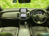 ナビ画面とオーディオ画面がセンターにまとまり、運転席から確認しやすい配置です。手元のボタン類も画面下に並び、目的の情報や音源を選ぶ際に扱いやすい印象です。