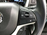 レーダークルーズコントロールを装備。アクセルやブレーキを操作しなくても、自動で先行車との車間距離を保ち追従走行できます。長距離や高速道路を運転する際に、ドライバーへの負担を軽減します。