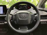手元に複数のスイッチが配置され、運転姿勢を保ちながら各種操作を行いやすい仕様です。必要な操作に手を伸ばしやすく、日々の運転を便利に支えてくれます。