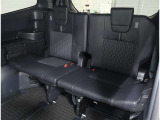 便利な5:5分割可倒式シートです。収納と乗車人数のバランスに優れています♪荷物の大きさに応じたラゲージスペースをフレキシブルに作り出せるので、シーンに応じた使い方ができます♪