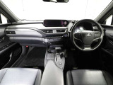 上質で落ち着いた印象のインパネ。視界も広々で運転しやすいです。