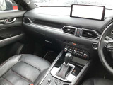 ドライバーが心に余裕をもって運転に集中できること、助手席や後席からもすっきりと前を見通せる空間の起点となり、全員が安心してドライブを楽しめることをモットーにシンプルなレイアウトとなっています。
