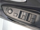 【電動格納ドアミラー・全席パワーウインドウ・パワードアロック】車内からのミラーの調整と格納、ドアガラスの上げ下げが可能(運転席挟み込み防止機構付)