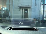 運転に必要な情報を映し出すヘッドアップディスプレイ。ドライバーの視線移動や焦点の調節を減らし、安全運転に貢献します。