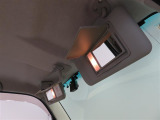 サンバイザーには、バニティーミラー付いてます。