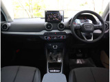内装はシンプルに使い勝手を考え作られています。お車を運転する感覚をダイレクトに体感して頂けます。室内も広くロングドライブにも快適にお過ごしいただけます。