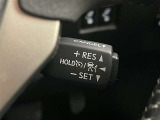 クルーズコントロール機能が付いています。 速度を設定するとアクセルを踏まなくても一定の速度で走ることができます。  高速道路ではとても便利な装置なんです。