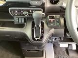 足元スッキリ、インパネシフトです。パーキングブレーキは電子制御パーキングブレーキタイプなので、運転席と助手席の間がスッキリしています。