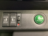 リアドアは乗り降りに便利な両側電動スライドドアです。また運転席に座っていながらスイッチ操作で自在にスライドドアを開け閉めできます。燃費に役立つECONボタンもここです。