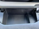 運転席収納です。USB電源も付いています。