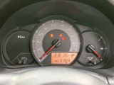 速度計や燃料計に加え、時刻や走行距離などの表示がまとまり、運転に必要な情報を確認しやすいレイアウトです。各表示をひと目で把握しやすく、日々の運転をサポートします。