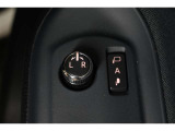 狭い場所も苦になりません。電動格納ドアミラー装備。
