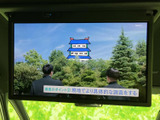 画面にはテレビ番組が表示され、車内で映像を楽しめる装備です。映像や字幕を確認しやすい大きさで、停車中の休憩時間などに気分転換したい場面でも役立ちます。