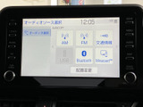 AM・FMに加えて、USBやBluetoothなどの音源選択項目が画面に並びます。使いたい音源を確認しながら選べるので、移動中も好みに合わせて音楽を楽しめます。