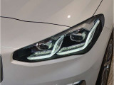 【LEDヘッドライト】先進のLEDテクノロジーを採用。放射される白色光の周波特性は太陽光に近く、バイキセノン・ヘッドライトを上回るコントラストで更に明るく輝きます!