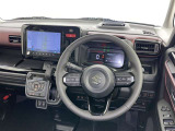 運転席まわりです。 各操作スイッチは使いやすい位置に配置されてます。