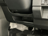 【収納部】パッと手に取りたい小物の置き場に便利。その他、沢山の収納部がございます。
