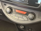 視認性の高いデジタル表示とダイヤル式スイッチを採用したオートエアコン。車内を好みの温度にすばやく快適に調節できる実用的なコントロールパネルです。