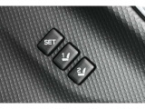 運転席シートポジションメモリー機能 : リフター、チルト、リクライニングの各ポジションを自動的に再現できます。