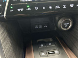 こちらのクルマはUSB接続コネクタも装備されています♪スマホの充電などにお使い下さい。ご旅行中での充電切れも、これなら心配いりませんね!