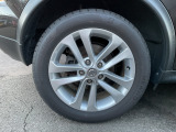 燃費が良く、ステアリング操作もスムーズに行える、純正アルミホイール付き車です。