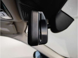 ☆BMWのルームミラーには自動防眩機能が備わっております。後続車のヘッドライトの明るさで幻惑されるのを防止☆