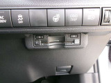 ETC車載器を装備しています。高速道路の料金所もストレスなく通行できます。すっきりとしたビルトインタイプですよ。