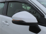 【LEDドアミラーウインカー】ドアミラーにウィンカーが付いているので、周りの車がウインカーやハザードに気付きやすくなります。右左折時や車線変更時の事故を防ぎ、安全に走行できます。