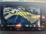 【バックカメラ】運転が苦手な方も車庫入れラクラク。ギアをリバースに入れれば自動的に切り換わりますので、面倒な操作は不要です。狭い駐車場も大切なお車を傷つけず安心です。