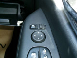 電動格納式ミラーなので、対向車などとのすれ違い時にも便利です。