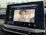 停車中に楽しめるTV機能。休憩時間などに、映像コンテンツを満喫できます。長距離移動の際に、リラックスできる空間を提供します。