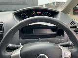 運転席、助手席それぞれに使い勝手のよい収納スペースを装備しています。