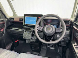 運転席まわりです。 各操作スイッチは使いやすい位置に配置されてます。