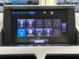 オーディオの選択画面にはラジオやディスク、テレビ、Bluetoothなどの項目が並びます。画面上で音源を確認しながら選べるため、用途に合わせて使い分けやすい構成です。
