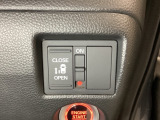 左側電動スライドドアは運転席からでも操作ができるように、ハンドル付近に開閉の操作スイッチが付いています。