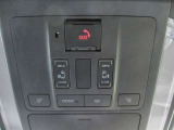 運転席・助手席両側で使いやすい、オーバーヘッドの両側パワースライドドア操作スイッチです。