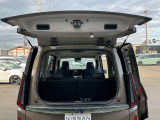 セレナ自慢のデュアルバックドア。奥行きの狭い駐車場でも、荷物の出し入れが可能です!
